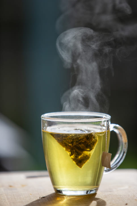 പലരും ഒരു ദിവസം തുടങ്ങുന്നത് ഒരു കപ്പ് ചായയോ കാപ്പിയോ കുടിച്ചുകൊണ്ടാണ്ടാണ്. ചിലരാകട്ടെ ​ഗ്രീൻ ടീ കുടിച്ചാണ് തുടങ്ങുന്നത്. ജിമ്മിൽ പോകുന്നവരും ഭക്ഷണക്രമത്തിൽ ഏർപ്പെടുന്നവരും പലപ്പോഴും ഗ്രീൻ ടീയോ കട്ടൻ കാപ്പിയോ ആണ് തിരഞ്ഞെടുക്കുന്നത്.  നിങ്ങൾ തിരഞ്ഞെടുക്കുന്നത് ഇവിയിലേതാണെങ്കിലും, രണ്ട് പാനീയങ്ങളിലും കലോറി കുറവാണ്. (Image Credits: Getty Images) 
