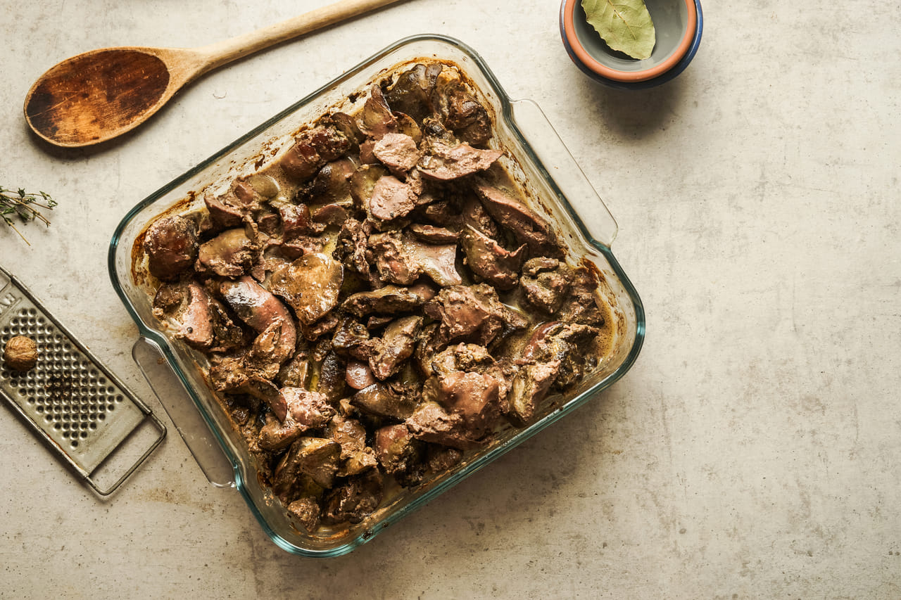 കോഴിയിറച്ചി വാങ്ങിയാൽ അവ വൃത്തിയാക്കുമ്പോൾ അതിൻ്റെ ലിവർ എടുത്ത് കളയുന്നവർ ധാരാളമാണ്. ചിലർ കറികളിൽ ചേർത്താലും കഴിക്കുന്നത് വളരെ കുറവാണ്. മറ്റ് ചിലർക്കാകട്ടെ ലിവർ മാത്രമായി കറി വച്ച് കഴിക്കാനും ഇഷ്ടമാണ്. എന്നാൽ ചിക്കൻ്റെ ലിവർ സ്ത്രീകൾ തീർച്ചയായും കഴികേണ്ട ഒന്നാണ്. പ്രത്യേകിച്ച് ​ഗർഭിണികളായവരും ആർത്തവം സമയത്തും. (Image Credits: Getty Images) 
