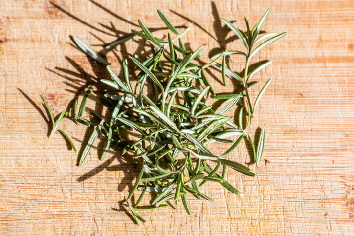 ഉണങ്ങിയ റോസ്‌മേരി: എന്നാൽ ഉണങ്ങിയ റോസ്മേരി ഇലകൾ അതിലെ ഘടകങ്ങൾ കൂടുതൽ സാന്ദ്രമാക്കപ്പെടുന്നു. അതുകൊണ്ട് തന്നെ വളരെ കുറഞ്ഞ അളവ് ഉണങ്ങിയ ഇല ഉപയോഗിച്ചാൽ തന്നെ ഫ്രഷ് ഇലയ്ക്ക് തുല്യമായ ഗുണം ലഭിക്കുമെന്നതാണ് ഇതിൻ്റെ ഏറ്റവും വലിയ പ്രത്യേകത. റോസ്മേരി ഇലകൾ തിളപ്പിച്ചാറിയ ശേഷം മുടിയിൽ സ്പ്രേ ചെയ്യുന്നതാണ് നല്ലത്.
