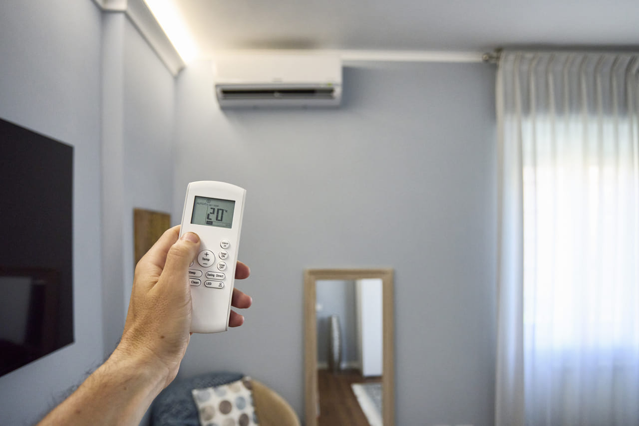 നാടെങ്ങും വേനൽ ചൂടിൽ വെന്തുരുകുകയാണ്. വീടിനുള്ളിൽ പോലും ഇരിക്കാൻ കഴിയാത്ത വിധം അസഹനീയമാണ് ചൂടാണ് പുറത്ത് അനുഭവപ്പെടുന്നത്. വേനൽച്ചൂട് കടുക്കുമ്പോൾ എസി ഇല്ലാതെ പറ്റാതെ ആയിരിക്കുകയാണ്. വിപണിയിൽ എസി വില കുതിച്ചുയരുന്ന സാഹചര്യത്തിൽ എസി ഇല്ലാതെ തന്നെ വീടിനുള്ളിൽ തണുപ്പ് നിലനിർത്താൻ സഹായിക്കുന്ന ചില പൊടികൈകളുണ്ട്. (Image Credits: Getty Images)
