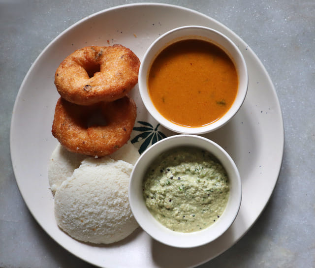  പഴത്തൊലിയിൽ കീടനാശിനികൾ ഉണ്ടാകാൻ സാധ്യതയുള്ളതിനാൽ ഉപ്പും മഞ്ഞളും ചേർത്ത വെള്ളത്തിൽ 15 മിനിറ്റ് ഇട്ടു വെച്ച ശേഷം നന്നായി കഴുകിയെടുക്കുക. ശേഷം ഇവ ചെറിയ കഷ്ണങ്ങളായി മുറിക്കുക. ഒരു പാനിൽ കടുക് എണ്ണ ചൂടാക്കി ജീരകം ചേർക്കുക. അവ വഴന്നു കഴിയുമ്പോൾ, അരിഞ്ഞ ഉള്ളി, വെളുത്തുള്ളി, ഇഞ്ചി, പച്ചമുളക്, വറ്റൽമുളക് എന്നിവ ചേർക്കുക. പച്ചമണം മാറുന്നത് വരെ വഴറ്റുക.
