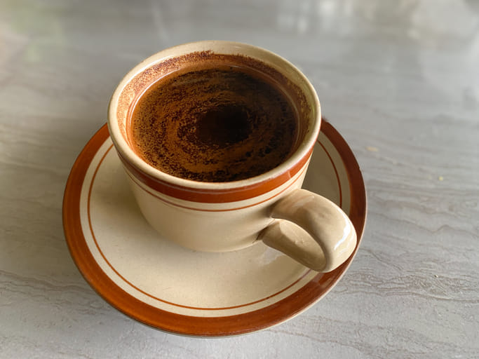 ബ്ലാക്ക് കോഫി: ബ്ലാക്ക് കോഫിയിലെ ഉയർന്ന അളവിലുള്ള കഫീൻ അടങ്ങിയിട്ടുണ്ട്. ഇതാകട്ടെ നിങ്ങളുടെ തലച്ചോറിനെ ഉണർത്തുകയും ശരീരത്തിന് പെട്ടെന്ന് ഊർജ്ജം നൽകുകയും ചെയ്യുന്നു.  വ്യായാമം ചെയ്യുന്നതിന് മുൻപ് ബ്ലാക്ക് കോഫി കുടിക്കുന്നത് ശീരീരിക പ്രവർത്തനം മെച്ചപ്പെടുത്താൻ സഹായിക്കും.
