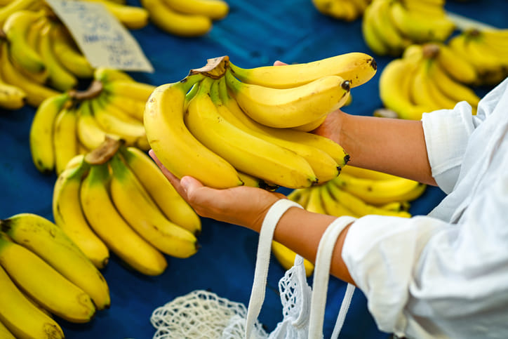നിറം ശ്രദ്ധിക്കുക: പഴത്തിൻ്റെ തൊലി മുഴുവൻ നല്ല മഞ്ഞനിറമായിരിക്കും. എന്നാൽ പഴത്തിൻ്റെ ഞെട്ട് മാത്രം കടും പച്ചനിറത്തിലാണെങ്കിൽ, ഇത് കാർബൈഡ് ഉപയോഗിച്ച് പഴുപ്പിച്ചതിൻ്റെ ലക്ഷണങ്ങളാണ്. പ്രകൃതിദത്തമായി പഴുത്ത പഴമാണെങ്കിൽ തൊലിക്കൊപ്പം ഞെട്ടും മഞ്ഞ കലർന്ന കറുപ്പ് നിറത്തിലാണ് കാണപ്പെടുക.
