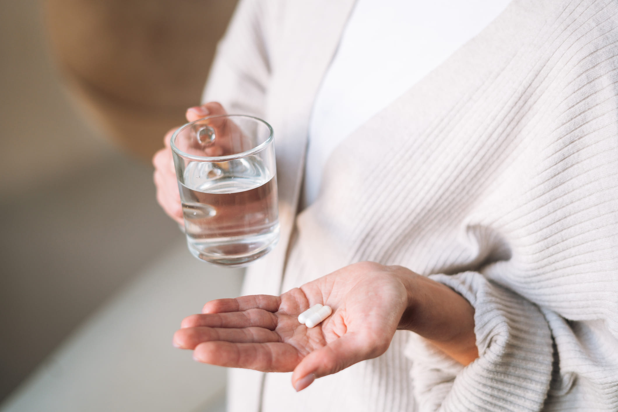 അതുപോലെ തന്നെ മരുന്ന് കഴിക്കുമ്പോൾ കഴിവതും ധാരാളം വെള്ളം കുടിക്കാൻ ശ്രദ്ധിക്കണം. പ്രത്യേകിച്ച് പനിയുള്ളപ്പോൾ. ഡോക്ടർ നിർദ്ദേശിച്ച കാലാവധിക്ക് ശേഷം മരുന്ന് കഴിക്കുകയും ചെയ്യരുത്. ഇത് വൃക്കകളുടെ പ്രവർത്തനത്തെ ബാധിക്കുകയും ഗുരുതരമായ കേസുകളിൽ വൃക്ക തകരാറിലാകുന്നതിനും കാരണമായേക്കാം.