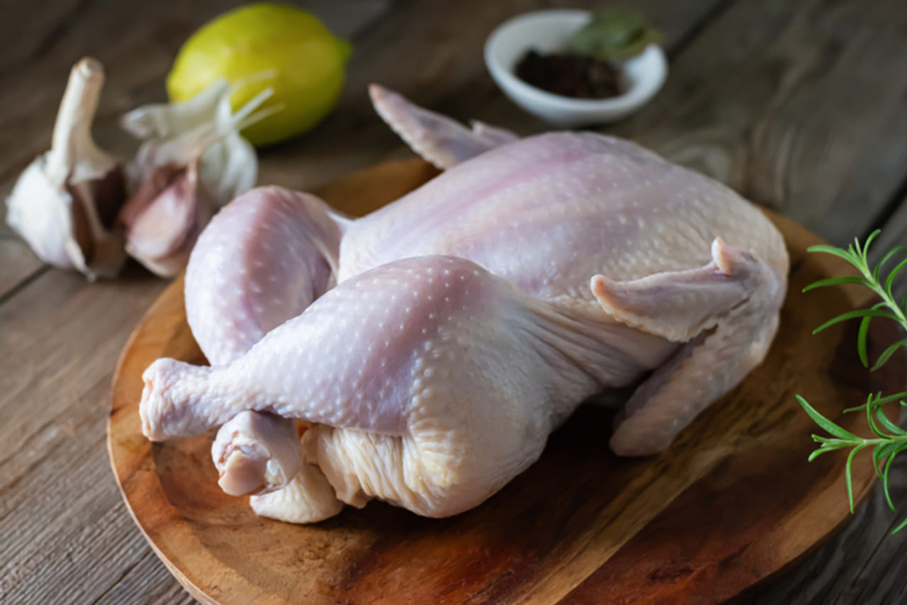 വീട്ടിൽ കോഴിയിറച്ചി വൃത്തിയാക്കുമ്പോൾ മിക്കവരും ആദ്യം നീക്കം ചെയ്യുന്നത് അതിൻ്റെ തൊലിയാണ്. കൊളസ്ട്രോളും കൊഴുപ്പും കൂടുമെന്ന ഭയമാണ് ഇവ നീക്കം ചെയ്യാൻ കാരണം. ശരിക്കും ചിക്കൻ്റെ സ്കിൻ കഴിക്കുന്നത് നല്ലതാണോ അതോ ചീത്തയാണോ? ഈ സംശയം എല്ലാവരുടെയും മനസ്സിലുള്ളതാണ്. (Image Credits: Getty Images)
