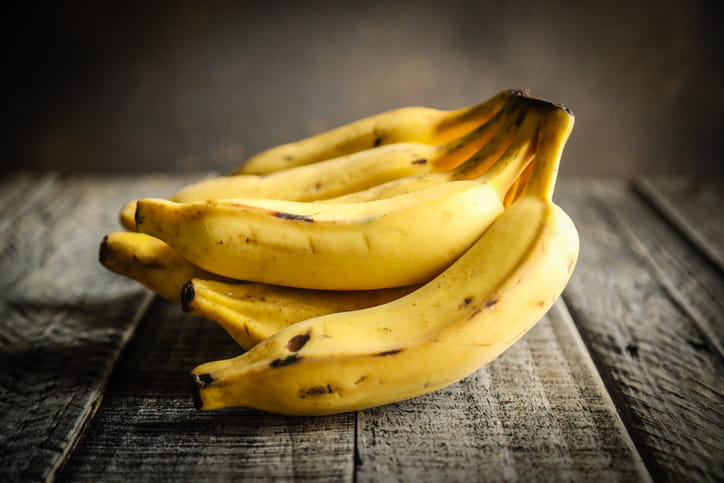 കടയിൽ ഇരിക്കുന്ന നല്ല മിനുസമുള്ള, മഞ്ഞനിറമുള്ള വാഴപ്പഴം കാണുമ്പോൾ ആർക്കായാലും ഒന്ന് വാങ്ങാൻ തോന്നും. എന്നാൽ ഈ മനോഹരമായ നിറത്തിന് പിന്നിൽ മാരകമായ കെമിക്കലുകളാണെന്ന് പറഞ്ഞാൽ നിങ്ങൾ വിശ്വസിക്കുമോ? വിപണിയിൽ ഇന്ന് ലഭ്യമാകുന്ന പല ഭക്ഷണ വിഭവങ്ങളും കെമിക്കലുകൾ ചേർത്ത് വരുന്നതാണ്. (Image Credits: Getty Images) 
