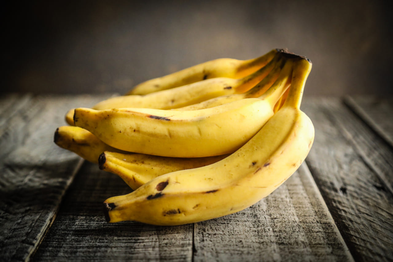കടയിൽ ഇരിക്കുന്ന നല്ല മിനുസമുള്ള, മഞ്ഞനിറമുള്ള വാഴപ്പഴം കാണുമ്പോൾ ആർക്കായാലും ഒന്ന് വാങ്ങാൻ തോന്നും. എന്നാൽ ഈ മനോഹരമായ നിറത്തിന് പിന്നിൽ മാരകമായ കെമിക്കലുകളാണെന്ന് പറഞ്ഞാൽ നിങ്ങൾ വിശ്വസിക്കുമോ? വിപണിയിൽ ഇന്ന് ലഭ്യമാകുന്ന പല ഭക്ഷണ വിഭവങ്ങളും കെമിക്കലുകൾ ചേർത്ത് വരുന്നതാണ്. (Image Credits: Getty Images) 
