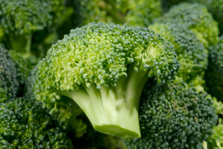 പ്രധാനമായും സ്തനാർബുദം, പ്രോസ്റ്റേറ്റ് ക്യാൻസർ, കുടലിലെ ക്യാൻസർ എന്നിവയുടെ സാധ്യത കുറയ്ക്കാനാണ് ബ്രോക്കോളി ഗുണകരമാകുന്നത്. ബ്രോക്കോളി കഴിച്ചതുകൊണ്ട് മാത്രം കാൻസർ പൂർണ്ണമായും തടയാനാകുമെന്ന് എവിടെയും കണ്ടെത്തിയിട്ടില്ല. ഒരുപരിധി വരെ കാൻസറിനെ പ്രതിരോധിക്കാൻ ബ്രോക്കോളി നല്ലതാണെന്നാണ് പറയുന്നത്. 
