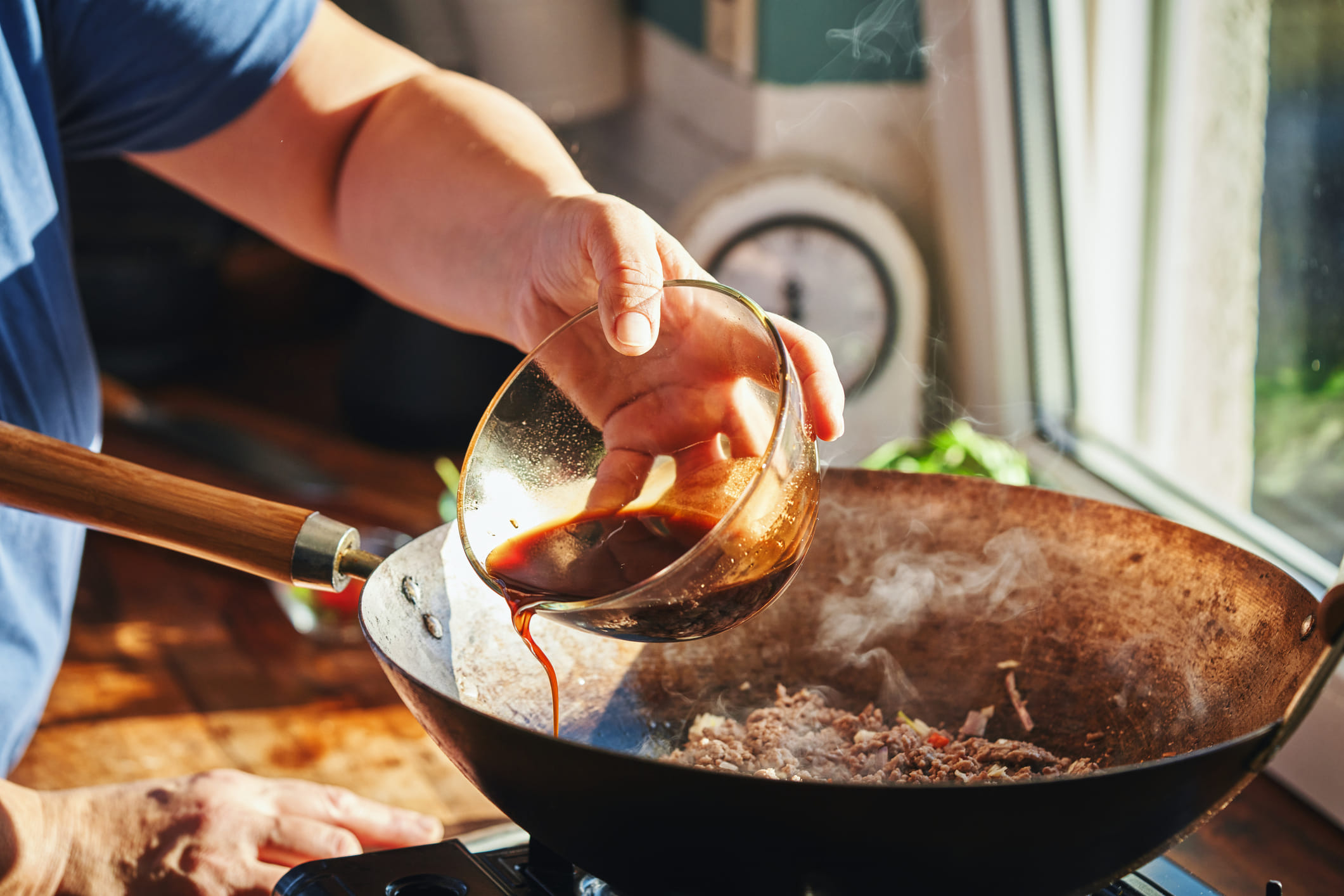 മീൻ, ചിക്കൻ തുടങ്ങിയവ വറക്കുമ്പോഴാണ് എണ്ണ വലിയ രീതിയിൽ തെറിക്കുന്നത്. ഇത് ഒഴിവാക്കാൻ എണ്ണ ചൂടാകുമ്പോൾ അതിലേക്ക് അല്പം മൈദപ്പൊടിയോ കോൺഫ്ലവറോ വിതറുന്നത് നല്ലതാണ്. അതുപോലെ തന്നെ പാത്രം കഴുകിയ ഉടനെ അടുപ്പത്ത് വെച്ച് എണ്ണ ഒഴിക്കരുത്. പാത്രത്തിലെ വെള്ളം പൂർണ്ണമായും വറ്റിയ ശേഷം മാത്രം എണ്ണ ഒഴിക്കുക.