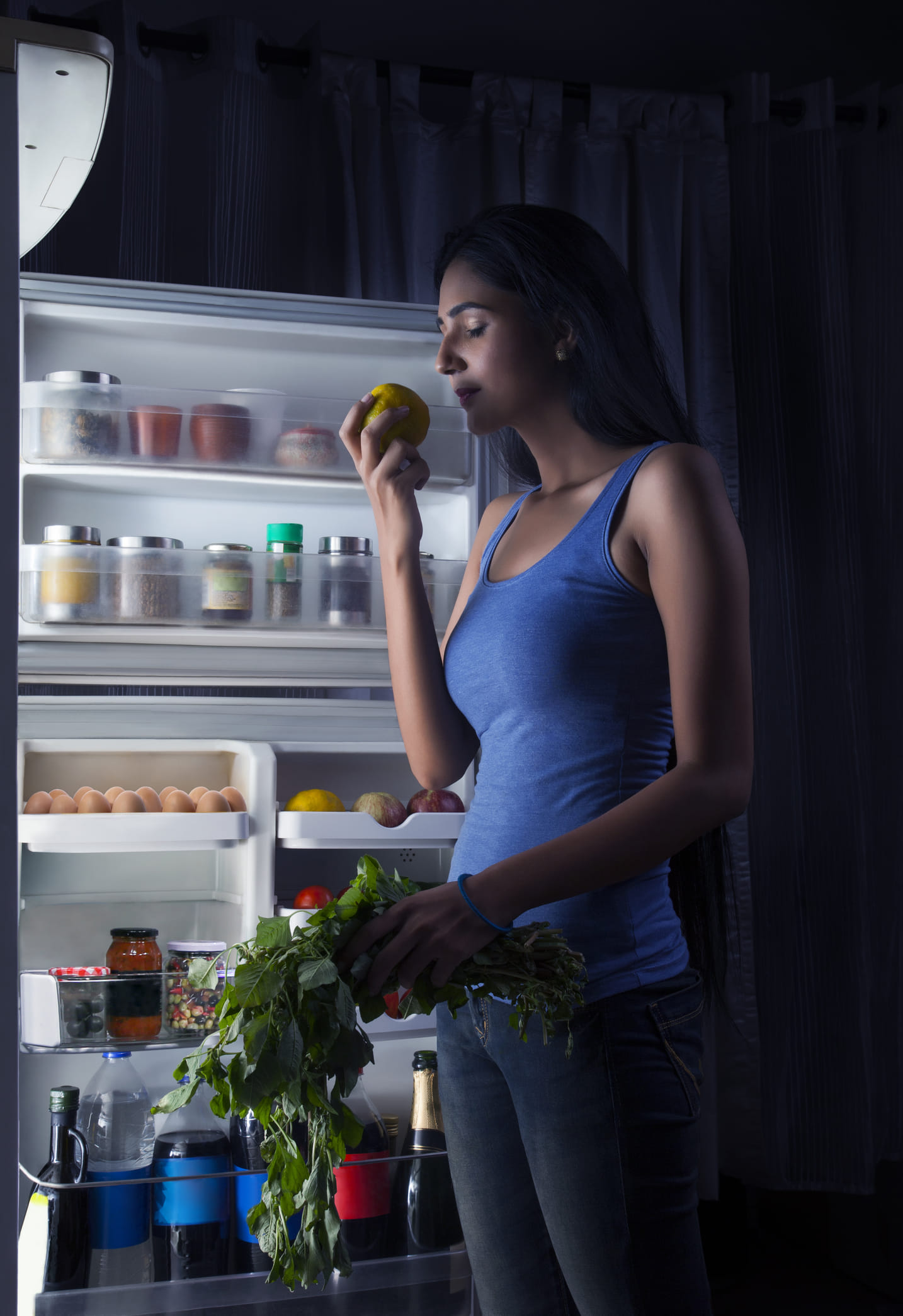 ആഴ്ചയിലൊരിക്കൽ ഫ്രിഡ്ജിൽ വൃത്തിയാക്കുകയും കേടായ പച്ചക്കറികളും പഴങ്ങളും ഒഴിവാക്കുകയും വേണം. കറികളായാലും സവാളയോ വെളുത്തുള്ളിയോ അരി‍ഞ്ഞതായാലും അവ രണ്ടും നന്നായി അടച്ച് വേണം ഫ്രിഡ്ജിൽ സൂക്ഷിക്കാൻ. അനാവശ്യ വസ്തുക്കൾ ഫ്രിഡ്ജിനുള്ലിൽ വയ്ക്കരുത്. 