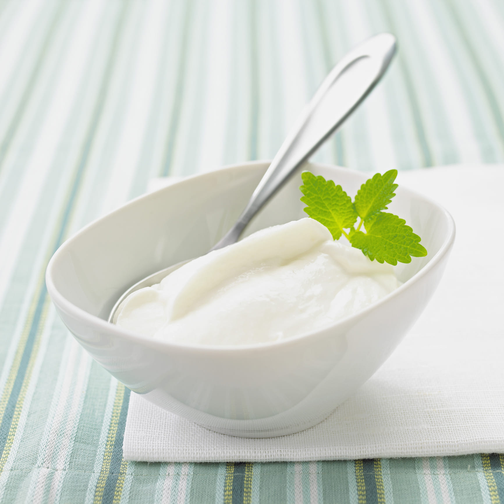 എന്നാൽ തൈര് പുളിച്ചുപോയെന്ന് ഇനിയാരും പരാതി പറയണ്ട. ചില പൊടികൈകൾ പ്രയോഗിച്ചാൽ ഈ കൊടുംചൂടിലും തൈര് പുളിക്കാതെ കട്ടപോലെ ഫ്രഷ് ആയിട്ട് നമുക്ക് സൂക്ഷിക്കാനാകും സൂക്ഷിക്കാം. ഫ്രിഡ്ജിൽ വയ്ക്കാതെയും തൈര് അമിതമായി പുളിക്കാതെ സൂക്ഷിക്കാൻ പറ്റുന്ന ചില വിദ്യകൾ നമുക്ക് നോക്കിയാലോ.
