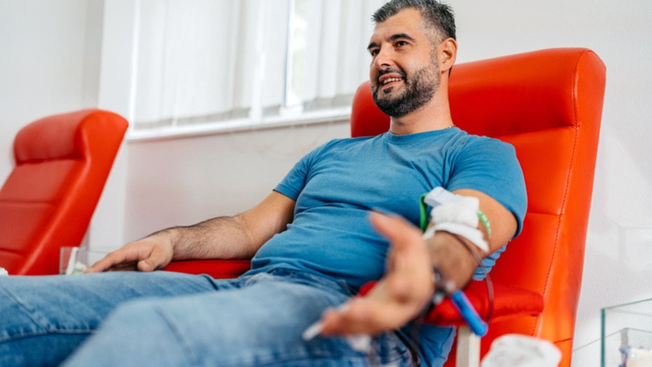 രക്തം കട്ടപിടിക്കാൻ സഹായിക്കുന്ന പ്രോട്ടീനുകളുടെ അഭാവം മൂലം ഉണ്ടാകുന്ന ജനിതക രോഗമാണ് ഹീമോഫീലിയ. സാധാരണക്കാർക്ക് ചെറിയ മുറിവുകൾ ഉണ്ടാകുമ്പോൾ രക്തം പെട്ടെന്ന് കട്ടപിടിക്കുമെങ്കിൽ, ഹീമോഫീലിയ ബാധിതരിൽ രക്തസ്രാവം ദീർഘനേരം നീണ്ടുനിൽക്കുന്നു. ലോകമെമ്പാടുമായി ഏകദേശം നാല് ലക്ഷത്തിലധികം ആളുകൾ ഈ രോഗബാധിതരാണെന്നാണ് കണക്കുകൾ സൂചിപ്പിക്കുന്നത്. ഇതിൽ ഭൂരിഭാഗം പേരും ഇപ്പോഴും രോഗനിർണയം നടത്തപ്പെടാത്തവരാണ്.