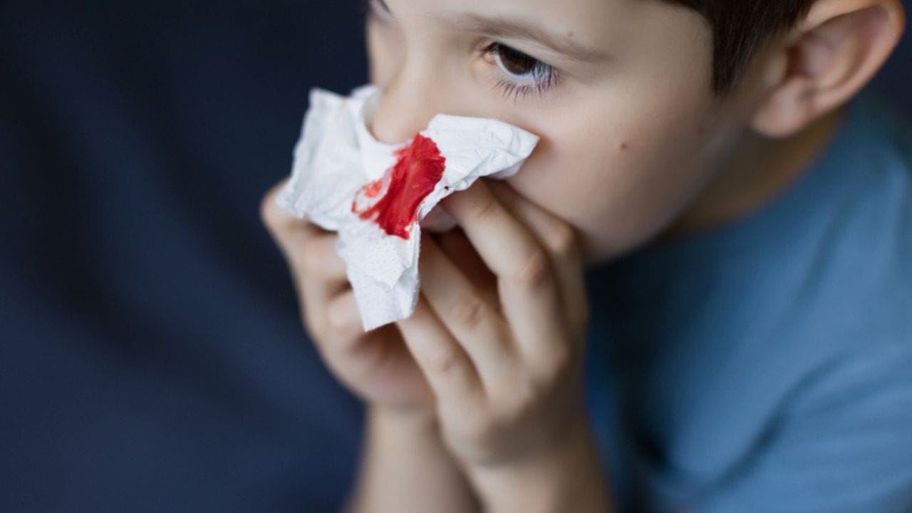 രക്തം കട്ടപിടിക്കാൻ സഹായിക്കുന്ന ഫാക്ടർ എട്ട്, ഫാക്ടർ ഒമ്പത് എന്നീ പ്രോട്ടീനുകളുടെ കുറവാണ് ഈ രോഗത്തിന് കാരണം. ജീനുകളിൽ ഉണ്ടാകുന്ന മ്യൂട്ടേഷനാണ് ഈ അവസ്ഥയ്ക്ക് വഴിവെക്കുന്നത്. രോഗം നേരത്തെ തിരിച്ചറിഞ്ഞ് കൃത്യമായ ചികിത്സ നൽകുക എന്നത് ജീവിതനിലവാരം മെച്ചപ്പെടുത്തുന്നതിൽ നിർണ്ണായകമാണ്. 