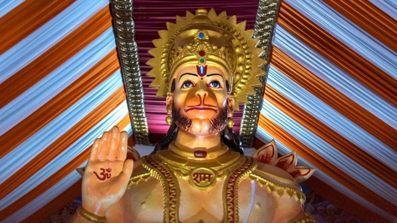 ഹനുമാൻ ജയന്തി ദിനത്തിൽ ഭഗവാന് കടലമാവ് കൊണ്ട് തയ്യാറാക്കുന്ന ലഡു സമർപ്പിക്കുന്ന നല്ലതാണ്.കൂടാതെ ശർക്കരയും കടലയും ഹനുമാൻ വഴിപാടുകളായി നല്ലതാണ്. ഇത് നമ്മുടെ ജീവിതത്തിലെ ലാളിത്യത്തെയും ശക്തിയെയും പ്രതീകപ്പെടുത്തുന്നു. ഇത് ശാരീരികവും മാനസികവുമായ ശക്തി നൽകുന്നു. അതുപോലെ ഹനുമാൻ ദേവന് വാഴപ്പഴം വളരെ ഇഷ്ടമാണ്. (PHOTO: TV9 NETWORK)