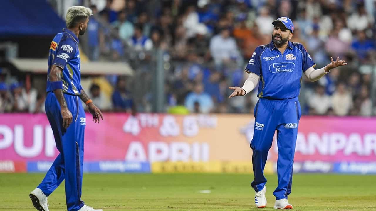 Hardik Pandya: ഹാര്‍ദ്ദിക് നായകസ്ഥാനം ഒഴിയണം; ക്യാപ്റ്റന്‍സി രോഹിത് ശര്‍മയ്ക്ക് കൈമാറണം