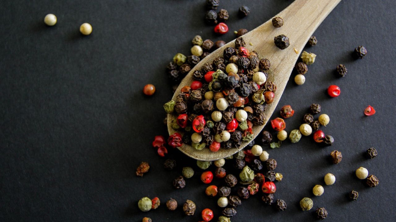 ഒറിജിനൽ കുരുമുളക് പൊടിക്ക് തുളച്ചുകയറുന്ന തീക്ഷ്ണമായ ഗന്ധവും നല്ല എരിവും ഉണ്ടാകും. കൃത്രിമമായി ഉണ്ടാക്കുന്നവയ്ക്ക് തീക്ഷ്ണമായ ഗന്ധം കുറവായിരിക്കും, കൂടാതെ എരിവും കുറവായിരിക്കും. സാധാരണ പൊടിയാണെങ്കിൽ അല്പം ചേർത്താൽ തന്നെ എരിവ് ആവശ്യത്തിന് ലഭിക്കും. കൃതൃമമായവ എത്ര ചേർത്താലും എരിവ് ഉണ്ടാകണമെന്നില്ല.
