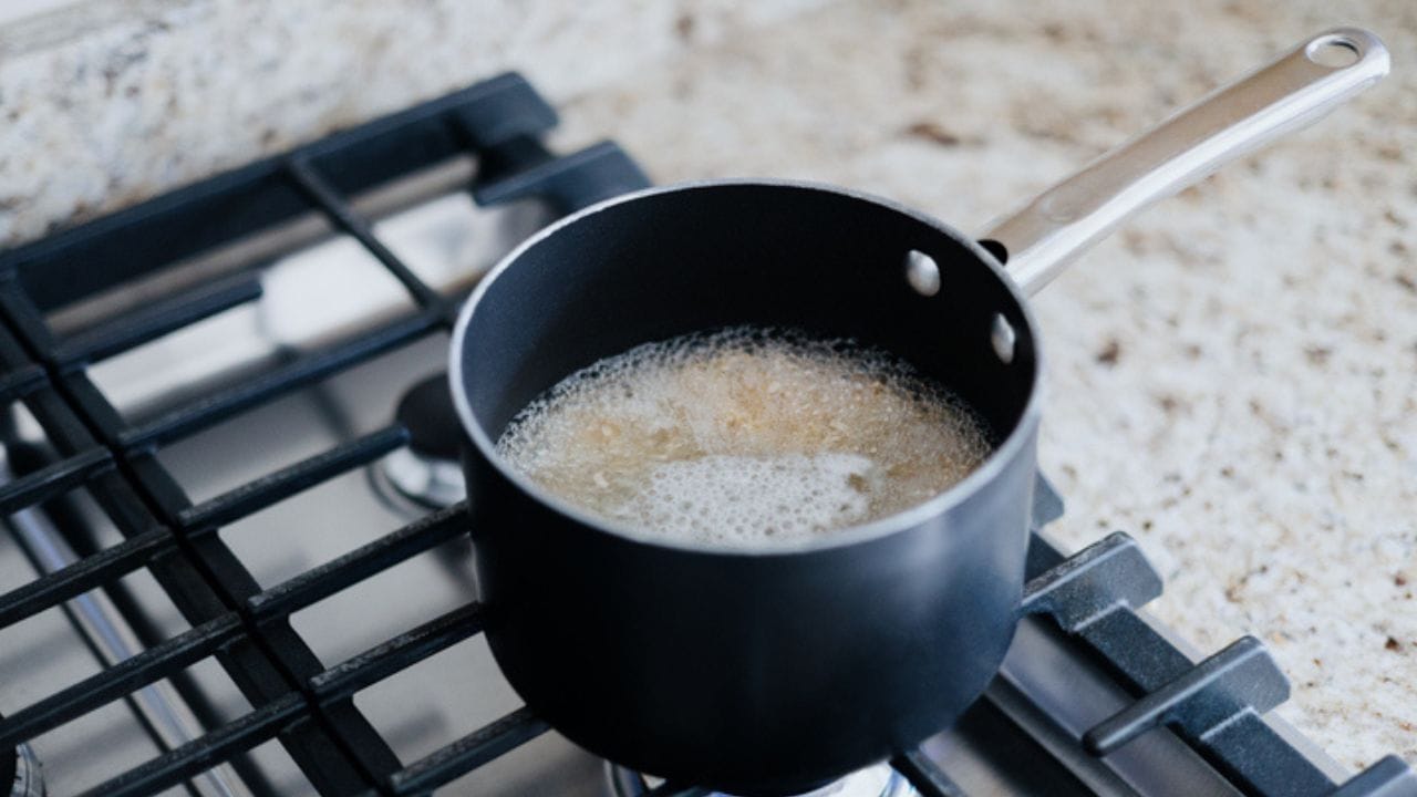 കഞ്ഞിവെള്ളത്തിൽ അടങ്ങിയിരിക്കുന്ന അന്നജം ശരീരത്തിന് പെട്ടെന്ന് ഊർജ്ജം നൽകാൻ സഹായിക്കുന്ന ഘടകമാണഅ. വെയിലത്ത് പോയി വരുമ്പോഴുണ്ടാകുന്ന ക്ഷീണം മാറ്റാൻ മറ്റേത് പാനീയങ്ങളെക്കാളും ഉപ്പിട്ട കഞ്ഞിവെള്ളം തന്നെയാണ് മികച്ചത്. ചൂടുകാലത്ത് വിയർപ്പിലൂടെ ശരീരത്തിലെ ജലാംശവും ലവണങ്ങളും നഷ്ടപ്പെടാറുണ്ട്. കഞ്ഞിവെള്ളം കുടിക്കുന്നത് ഇലക്ട്രോലൈറ്റ് ബാലൻസ് നിലനിർത്തി നിർജ്ജലീകരണം തടയുന്നു.
