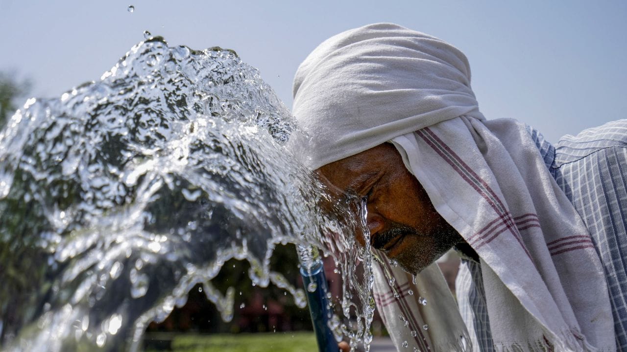 സോളാപൂരില് 41.4 ഡിഗ്രി സെല്ഷ്യസും, സാംഗ്ലിയിലും ജെയൂറിലും 40 ഡിഗ്രി സെല്ഷ്യസ് താപനിലയും അനുഭവപ്പെടുന്നു. മറാത്തവാഡ, ഔറംഗാബാദ്, പര്ഭാനി എന്നിവിടങ്ങളില് 39.4 ഡിഗ്രി സെല്ഷ്യസ്, ഒസ്മാനാബാദില് 39.6 ഡിഗ്രി സെല്ഷ്യസ് വരെയും ചൂട് ഉയര്ന്നു. ഇത് ഇനിയും ഉയരുമെന്നാണ് അറിയിപ്പ്.