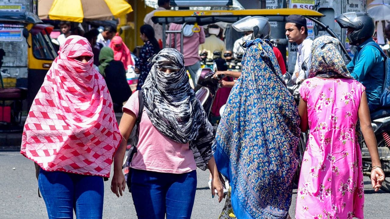 മുംബൈ നഗരത്തില് ചൂടും ഈര്പ്പവും ഒരുപോലെ അനുഭവപ്പെടുന്നുണ്ട്. കൊളാബയില് പരമാവധി താപനില 34 ഡിഗ്രി സെല്ഷ്യസും സാന്താക്രൂസില് 34.6 ഡിഗ്രി സെല്ഷ്യസുമാണ് ഇതുവരെ രേഖപ്പെടുത്തിയത്. ഇവിടങ്ങളില് ഏറ്റവും കുറഞ്ഞ താപനില 27.4, 23.4 ഡിഗ്രി സെല്ഷ്യസ് എന്നിങ്ങനെയാണ്. എന്നാല് കുറഞ്ഞ താപനിലയും സാധാരണയുള്ളതിനേക്കാള് അല്പം കൂടുതലാണ്.