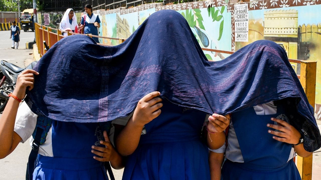 ഇന്ത്യയില് റെക്കോഡ് ഉയരത്തിലേക്കാണ് താപനില എത്തുന്നത്. രാജ്യത്തെ മെട്രോപൊളിറ്റന് നഗരങ്ങളെല്ലാം തന്നെ ചൂടില് വലയാന് തുടങ്ങി. മുംബൈയിലും സ്ഥിതി വ്യത്യസ്തമല്ല. നഗരത്തിലും ഇതിനോടകം രേഖപ്പെടുത്തിയത് റെക്കോഡ് ചൂട്. ഗ്രാമങ്ങളെ അപേക്ഷിച്ച് നഗരത്തില് ചൂട് ഇനിയും ഉയരുമെന്ന് കാലാവസ്ഥ വകുപ്പ് മുന്നറിയിപ്പ് നല്കുന്നു. (Image Credits: PTI)