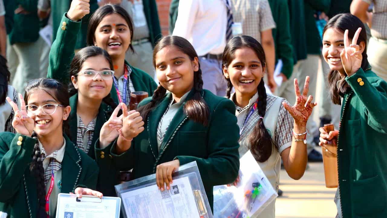 UAE School Reopening: യുഎഇയിൽ സ്കൂളുകൾ വീണ്ടും തുറക്കുന്നു; തിങ്കളാഴ്ച മുതൽ വിദ്യാർഥികൾ നേരിട്ടെത്തണം