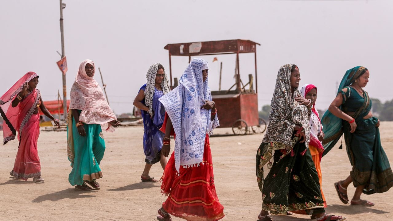 സര്‍ക്കാര്‍ നിരവധി പ്രദേശങ്ങളെ ഹോട്ട്‌സ്‌പോട്ടുകളായി വിലയിരുത്തുന്നു. വസീര്‍പൂര്‍, ജഹാംഗീര്‍പുരി, ഖയാല, ശാസ്ത്രി പാര്‍ക്ക്, വിശ്വാസ് നഗര്‍, ഹര്‍കേഷ് നഗര്‍, ഹരി നഗര്‍, ഡല്‍ഹി ഗേറ്റ്, സാവ്ദ, മുബാറക്പൂര്‍ ദബാസ്, ഭല്‍സ്വ, നന്ദ് നാഗ്രി, ഗോകുല്‍പുരി, ബക്കര്‍വാല തുടങ്ങിയവ സ്ഥലങ്ങള്‍ ഇതില്‍ ഉള്‍പ്പെടുന്നു. 

