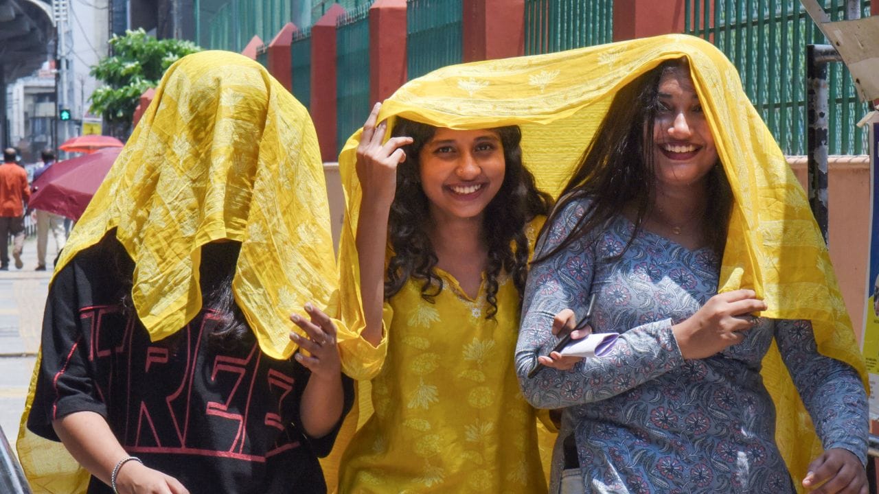 ചൂടിനെ പ്രതിരോധിക്കാന്‍ ഓരോ നഗരങ്ങളിലും വ്യത്യസ്തങ്ങളായ ആക്ഷന്‍ പ്ലാനുകള്‍ നടപ്പാക്കിയിട്ടുണ്ട്. അതില്‍ ഏറ്റവും ശ്രദ്ധേയം ഡല്‍ഹിയിലേതാണ്. 2026ലെ താപനില വര്‍ധനവ് പ്രതിരോധിക്കാനായി രണ്ടുംകല്‍പ്പിച്ച് ഇറങ്ങിയിരിക്കുകയാണ് സര്‍ക്കാര്‍. ഇതിന്റെ ഭാഗമായി തലസ്ഥാന നഗരിയില്‍ ഒന്നാകെ മാപ്പ് അടിസ്ഥാനത്തിലാണ് പ്രവര്‍ത്തനം. 

