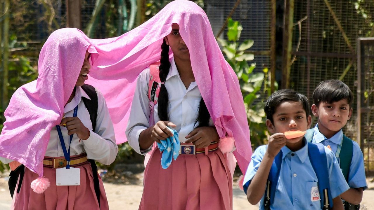 ഇന്ത്യയിലെ എല്ലാ സംസ്ഥാനങ്ങളിലും ചൂട് ക്രമാതീതമായി വര്‍ധിക്കുകയാണ്. താപനിലയില്‍ വര്‍ധനവ് സംഭവിക്കുന്നതിനെ തുടര്‍ന്ന് പൊതുജനങ്ങള്‍ ജാഗ്രത പാലിക്കണമെന്ന് അധികൃതര്‍ നിര്‍ദേശം നല്‍കി. ഡല്‍ഹി, ബെംഗളൂരു, മുംബൈ, കേരളം, ചെന്നൈ തുടങ്ങി എല്ലായിടങ്ങളെയും ചൂട് കീഴടക്കി കഴിഞ്ഞു. സൂര്യതാപമേറ്റ് അസുഖങ്ങളും മറ്റും വരുന്നതിനാല്‍ ആളുകള്‍ സ്വയം സംരക്ഷണമൊരുക്കുകയാണ് ഇപ്പോള്‍ വേണ്ടത്. (Image Credit Source: PTI)
