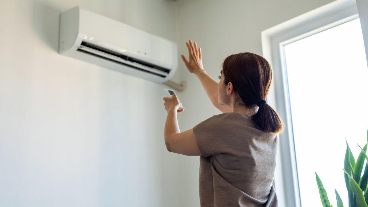 തുറക്കേണ്ടത്: രാവിലെ അഞ്ച് മുതൽ എട്ട് വരെയും, വൈകിട്ട് ആറിന് ശേഷവുമാണ് ശരിക്കും ജനലുകൾ തുറന്നിടേണ്ടത്. ഈ സമയത്ത് ചൂട് കുറവായതിനാൽ ജനാലകൾ തുറന്നിടുന്നത് തന്നെയാണ് നല്ലത്. ഏകദേശം ഒമ്പത് മണി മുതൽ വൈകിട്ട് ആറ് മണി വരെയുള്ള സമയത്ത് ജനലുകൾ അടച്ച് കർട്ടനുകൾ ഇട്ടിടുന്നത് ചൂട് കുറയ്ക്കാൻ സഹായിക്കുന്നത് ഏറ്റവും നല്ല എളുപ്പവഴിയാണ്. 
