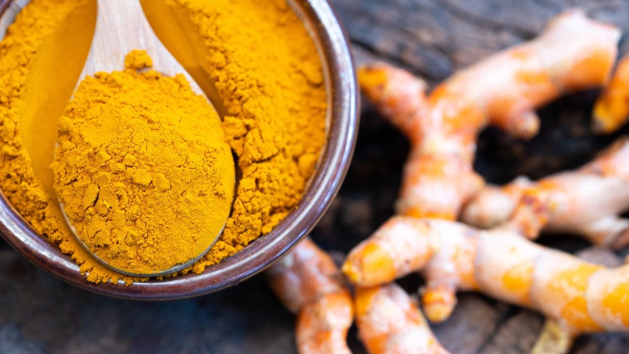 നമ്മൾ കടകളിൽ നിന്ന് വാങ്ങുന്ന മഞ്ഞൾപ്പൊടിയെല്ലാം നല്ലതാണോ? ആരോ​ഗ്യത്തിന് ഏറെ ​ഗുണകരമായ മഞ്ഞൾ കറികളിലും മറ്റും ചേർത്താണ് സാധാരണ നമ്മൾ കഴിക്കുന്നത്. രോ​ഗപ്രതിരോധശേഷി മുതൽ മനുഷ്യൻ്റെ പല ആരോ​ഗ്യാവസ്ഥയെയും മറികടക്കാൻ മഞ്ഞൾ ​ഗുണകരമാണ്. എന്നാൽ എല്ലാ മഞ്ഞൾപ്പൊടിയും നല്ലതാണെന്ന് നമുക്ക് പറയാൻ കഴിയില്ല. വിപണിയിൽ പല വ്യാജന്മാരും ചുറ്റിനടക്കുന്നുണ്ട്. (Image Credits Source: Getty Images)
