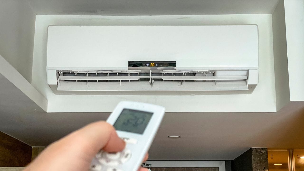 ഇൻഡോർ പ്ലാൻ്റ്: വീടിനുള്ളിൽ വയ്ക്കാൻ പറ്റുന്ന ചെടികൾ ധാരാളമുണ്ട്. അത്തരം ചെടികൾ കണ്ടെത്തി അവ വീടിനുള്ളിൽ പരിചരിക്കുന്നത് ചൂട് കുറയ്ക്കാൻ സാധിക്കും. സ്നേക്ക് പ്ലാൻ്റ്, അലോവേര, മണി പ്ലാൻ്റ് എന്നിവ വീടിനുള്ളിൽ വെക്കുന്നത് വായു ശുദ്ധീകരിക്കാനും തണുപ്പ് നൽകാനും സഹായിക്കും. എന്നാൽ ഇഴ ജെന്തുക്കളുടെ ശല്യമുള്ളതിനാൽ പ്രത്യേകം ശ്രദ്ധിക്കണം. 
