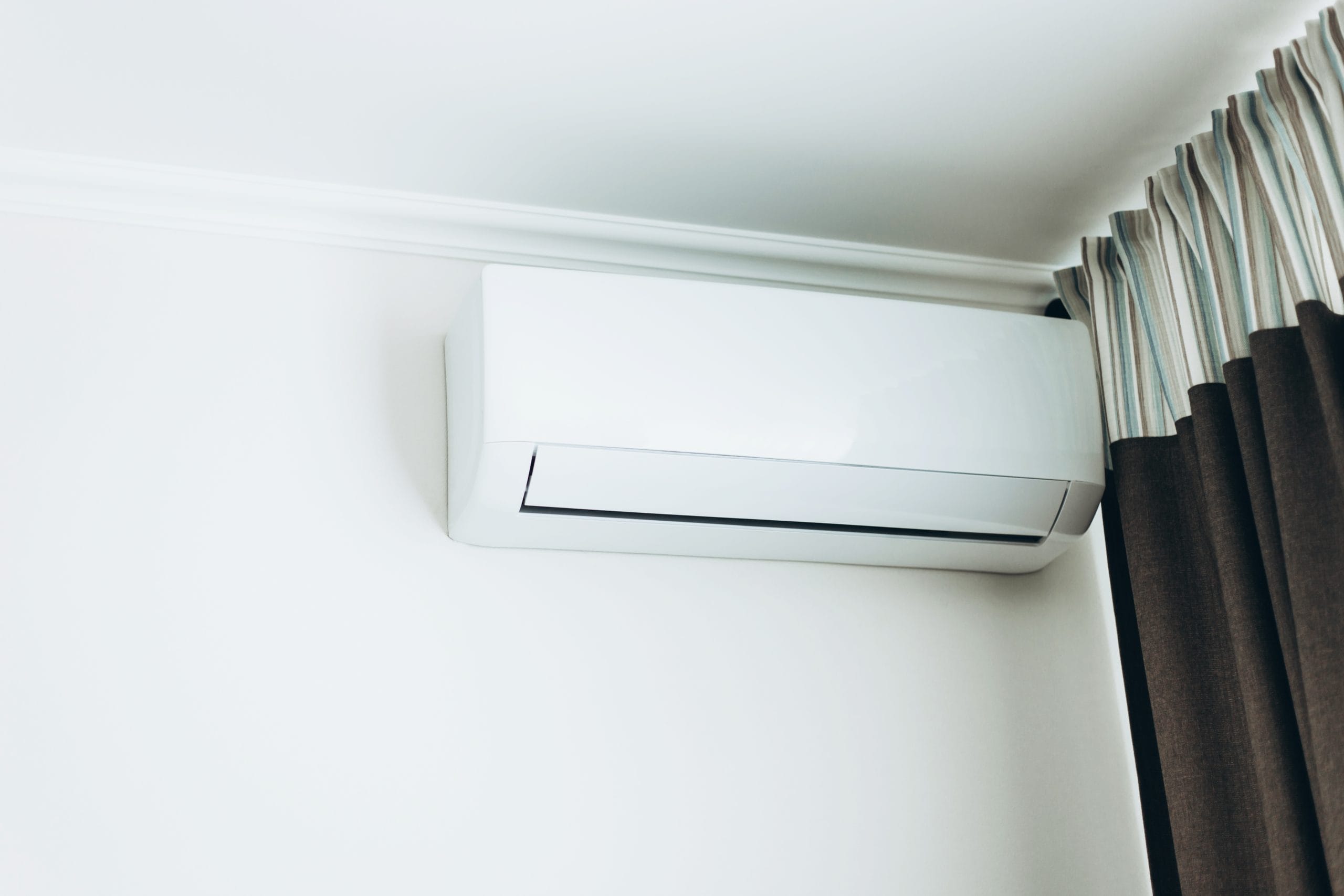 എസി മുറിയിലെ വായു അങ്ങനെത്തന്നെ നിലനിൽക്കുന്നതാണ്. അതുപോലെ തന്നെ കൃത്യമായ സമയത്ത് എസിയുടെ ഫിൽട്ടറുകൾ വൃത്തിയാക്കിയില്ലെങ്കിൽ, അടിഞ്ഞുകൂടുന്ന പൊടിപടലങ്ങളും നനവുകൊണ്ടുള്ള പൂപ്പലും നമ്മൾ ശ്വസിക്കാൻ കാരണമാകുകയും അതിലൂടെ ശ്വാശകോശ സംബന്ധമായ ബുദ്ധിമുട്ടുകളും തുമ്മൽ, ആസ്ത്മ തുടങ്ങിയ പ്രശ്നമുള്ളവർക്ക് അസുഖം വഷളാകാനും സാധ്യത കാണുന്നു.
