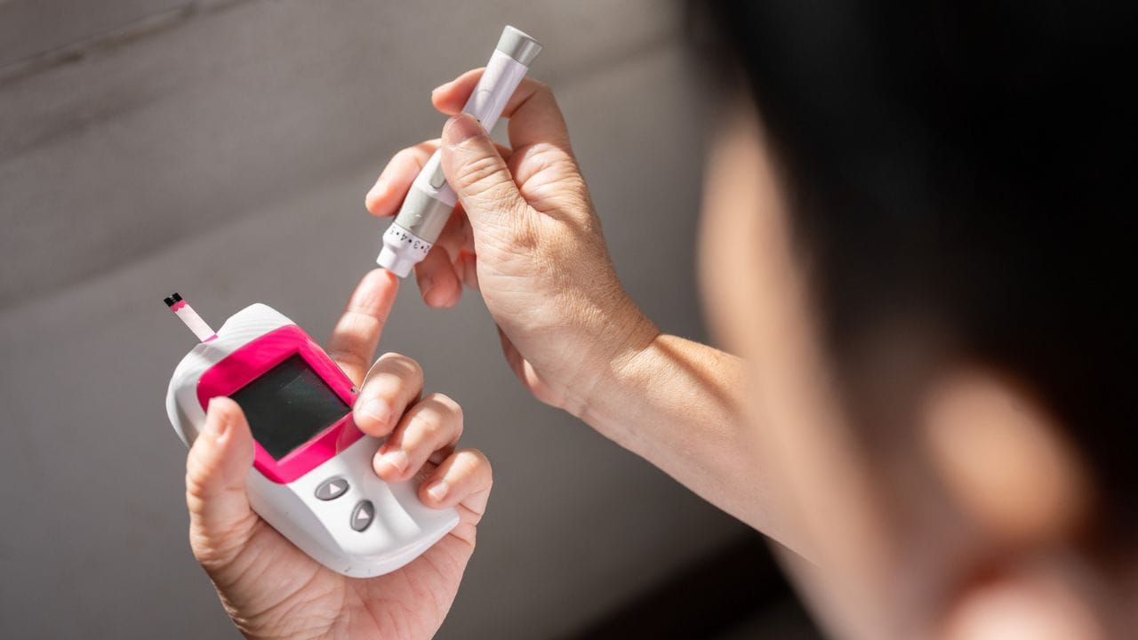 രക്തത്തിൽ പഞ്ചസാരയുടെ അളവ് യാതൊരു നിയന്ത്രണവുമില്ലാതെ നിലനിൽക്കുന്നത് കണ്ണിലെ റെറ്റിനയിലുള്ള ചെറിയ രക്തക്കുഴലുകളെ ബാധിക്കുന്നു. ഇത്തരത്തിൽ നശിക്കുന്ന രക്തക്കുഴലുകളിൽ നിന്ന് ദ്രാവകമോ രക്തമോ പുറത്തേക്ക് വരികയും ഇത് റെറ്റിനയിൽ വീക്കം ഉണ്ടാക്കുകയും ചെയ്യുന്നു. 
