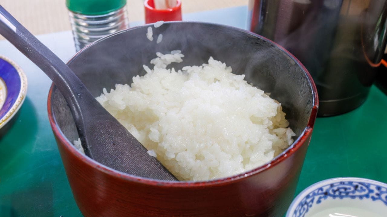 നിർജ്ജലീകരണം തടയാനും ഊർജ്ജം വീണ്ടെടുക്കാനും ദിവസവും കഞ്ഞിവെള്ളി കുടിക്കുന്നതിൻ്റെ ​ഗുണം നിങ്ങൾക്കറിയാമോ? ദിവസവും ചോറ് കഴിക്കുന്ന നമുക്ക് എന്തുകൊണ്ട് ആ കഞ്ഞിവെള്ളം കുടിക്കുന്നത് ഒരു ശീലമാക്കികൂടാ. ദിവസവും കഞ്ഞിവെള്ളി കുടിച്ചാൽ എന്താണ് ശരീരത്തിന് സംഭവിക്കുന്നതെന്ന് വിശദമായി പരിശോധിക്കാം. 
