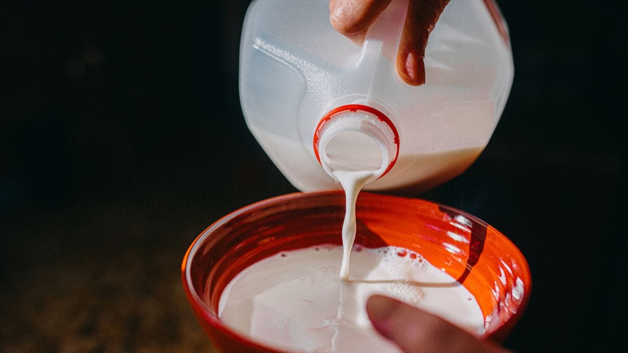 അമിതമായ ചൂടുള്ള ദിവസങ്ങളിൽ പാൽ ഒരു തവണ മാത്രം തിളപ്പിച്ചു വെച്ചാൽ മതിയാകില്ല. രാവിലെ തിളപ്പിച്ച പാൽ രാത്രിയാകുമ്പോഴേക്കും കേടാകാൻ സാധ്യത കൂടുതലാണ്. അതിനാൽ വൈകുന്നേരം ഒരു തവണ കൂടി തിളപ്പിച്ചു വെക്കുന്നത് പാൽ പിറ്റേ ദിവസത്തേക്ക് കൂടി കേടാകാതിരിക്കാൻ സഹായിക്കും. ഫ്രിഡ്ജ് ഇല്ലാത്തവർ, ഒരു വലിയ പാത്രത്തിൽ തണുത്ത വെള്ളമെടുത്ത് അതിനുള്ളിൽ പാൽപാത്രം വക്കുക. 
