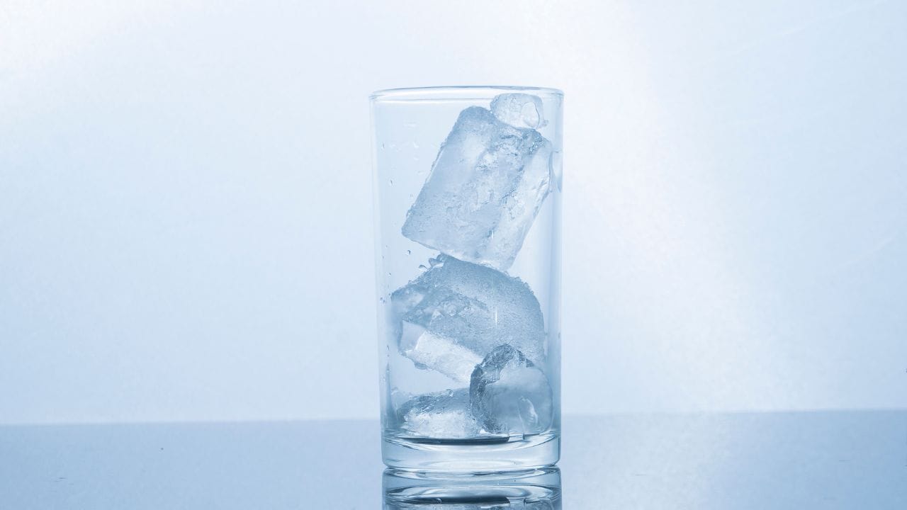 തൊണ്ടവേദനയും ജലദോഷവും ഉള്ളവർ മാത്രമല്ല തണുത്ത വെള്ളം ഒഴിവാക്കേണ്ടത്. സാധാരണക്കാരിലും ഇത് പ്രശ്നങ്ങൾ ഉണ്ടാക്കാം. ഭക്ഷണശേഷം ഐസ് വെള്ളം കുടിക്കുന്നത് ശ്വസനനാളത്തിൽ സംരക്ഷണ പാളിയായി നിലകൊള്ളുന്ന മ്യൂക്കസ് വർദ്ധിപ്പിക്കുന്നു. ഇത് അണുബാധകൾക്കും കഫക്കെട്ടിനും കാരണമാകും. തൊണ്ടയിലെ രക്തക്കുഴലുകൾ താൽക്കാലികമായി ചുരുങ്ങുന്നത് അസ്വസ്ഥതകളിലേക്ക് നയിക്കുന്നു.