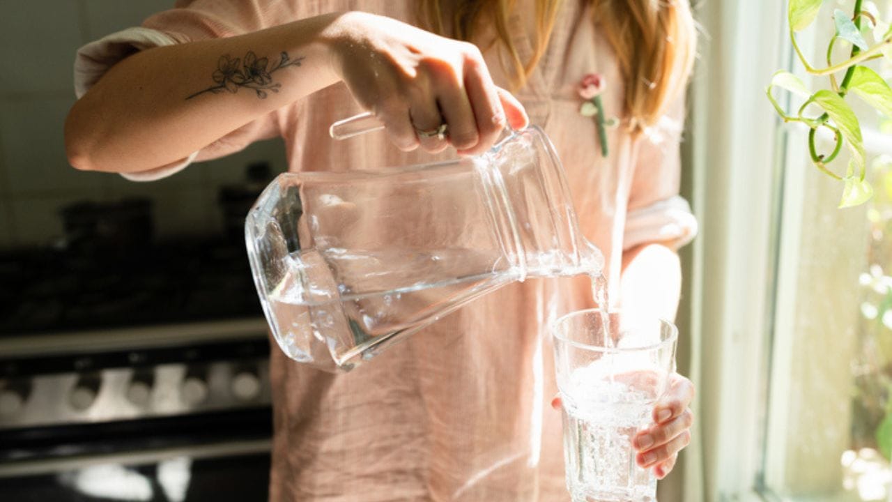 അമിതമായി തണുത്ത വെള്ളം നട്ടെല്ലിലെ നാഡികളെ തണുപ്പിക്കുകയും അത് തലച്ചോറിലേക്ക് തെറ്റായ സിഗ്നലുകൾ അയക്കുകയും ചെയ്യുന്നു. ഇത് പെട്ടെന്നുള്ള തലവേദനയ്ക്കും മൈഗ്രേൻ ഉള്ളവരിൽ രോഗം വഷളാകാനും കാരണമാകും. സൈനസ് പ്രശ്നമുള്ളവർക്ക് തണുത്ത വെള്ളം കടുത്ത വെല്ലുവിളിയാണ്. പല്ലിന്റെ പുറംകവചമായ ഇനാമലിനെ ദുർബലപ്പെടുത്താൻ ഐസ് വെള്ളത്തിന് സാധിക്കും. ഇത് പല്ലുകളിൽ സെൻസിറ്റിവിറ്റി (പുളിപ്പ്) ഉണ്ടാക്കുകയും പല്ലിന്റെ ആരോഗ്യം നശിപ്പിക്കുകയും ചെയ്യുന്നു.