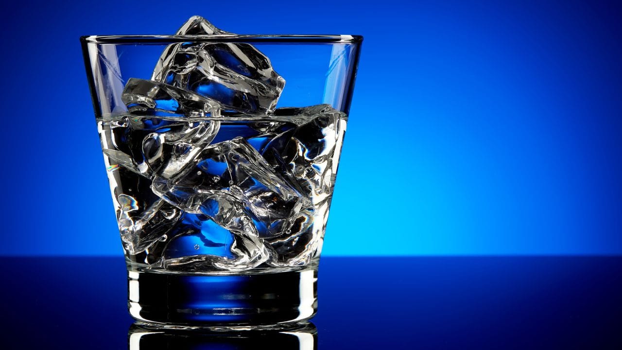 ശരീരത്തിൽ ജലാംശം നിലനിർത്താൻ ദിവസവും 10-12 ഗ്ലാസ് വെള്ളം കുടിക്കണം എന്നത് നിർബന്ധമാണ്. എന്നാൽ അത് സാധാരണ ഊഷ്മാവിലുള്ള വെള്ളമോ അല്ലെങ്കിൽ മൺപാത്രത്തിൽ സൂക്ഷിച്ച വെള്ളമോ ആകുന്നതാണ് ഉചിതം. ദഹനത്തിനും പല്ലിന്റെ ആരോഗ്യത്തിനും എപ്പോഴും ചെറുചൂടുവെള്ളമാണ് ഏറ്റവും നല്ലത്. വേനൽക്കാലത്ത് നിർജ്ജലീകരണം ഒഴിവാക്കാൻ വെള്ളം കുടിക്കുമ്പോൾ, അത് ശരീരത്തിന് ദോഷകരമാകാതിരിക്കാൻ പ്രത്യേകം ശ്രദ്ധിക്കുക.