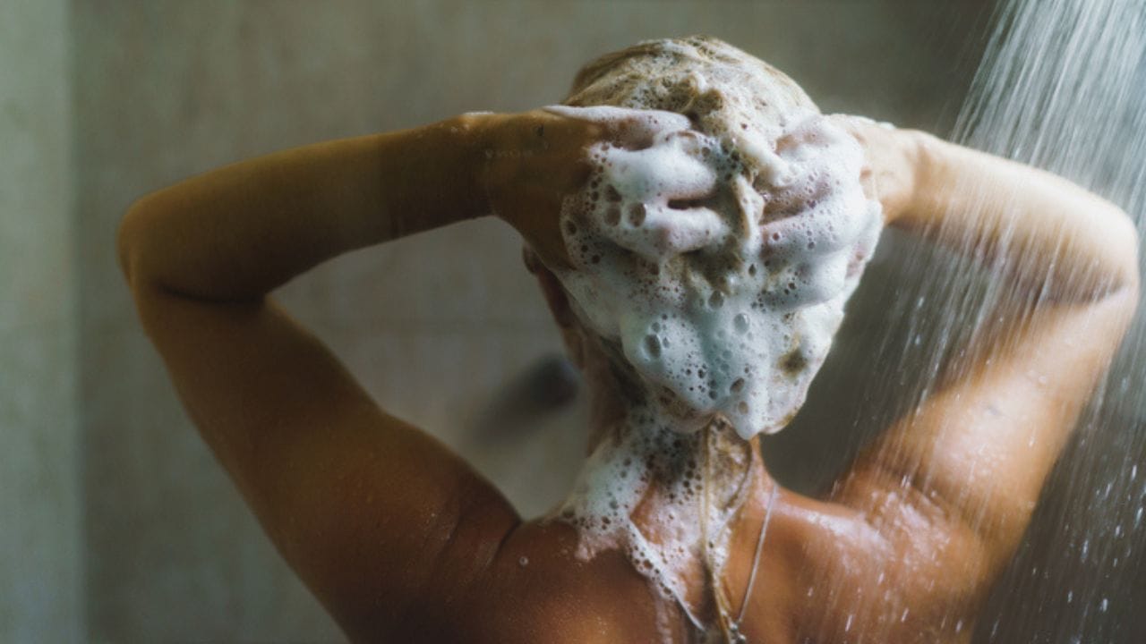 വരണ്ടതും എണ്ണമയവും കൂടികലർന്ന മുടിയുള്ളവരാണെങ്കിൽ ആഴ്ചയിൽ രണ്ട് മുതൽ മൂന്ന് തവണ വരെ ഷാംപൂ ചെയ്യുന്നത് മുടിയുടെ ആരോഗ്യം നന്നായി കൊണ്ടുപോകാൻ സഹായിക്കും. ചൂടുകാലമായതിനാൽ ഒരിക്കലും ചൂടുവെള്ളം ഉപയോഗിച്ച് തല കഴുകരുത്. ഈ ശീലം മുടിവേരുകൾ ദുർബലമാകാൻ കാരണമാകും. അതിനാൽ സാധാരണ വെള്ളമോ തണുത്ത വെള്ളമോ ആണ് ഏറ്റവും നല്ലത്. 
