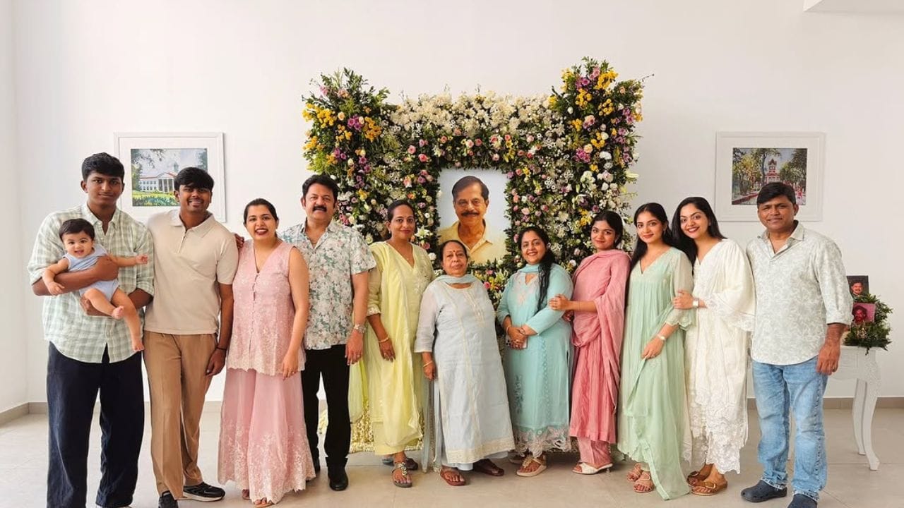 ആ കമന്റ് ഇങ്ങനെയാണ്. ചിരിച്ചാൽ എന്താണ് കുഴപ്പം? വയസ്സായ ആളുകളെ നന്നായി സ്നേഹിക്കുകയും പരിപാലിക്കുകയും ചെയ്ത ആളുകൾക്ക് അവർ മരണപ്പെടുമ്പോൾ ചിരിച്ചുകൊണ്ട് കുറ്റബോധമില്ലാതെ അവരെ യാത്ര അയക്കാൻ സാധിക്കും. അല്ലാതെ മരിക്കുമ്പോൾ വന്നു ഷോ ഇറക്കുകയും എന്നെക്കൂടി കൊണ്ടുപോയെന്ന് പറഞ്ഞ് നിലവിളിക്കുകയും ചെയ്യുന്നതാണോ മഹത്വം. വിഷമം കാണും എന്ന് കരുതി അത് ആൾക്കാരെ കാണിക്കേണ്ടതുണ്ടോ എന്നും കമന്റ് ചെയ്ത വ്യക്തി ചോദിക്കുന്നു. (PHOTO: INSTAGRAM)