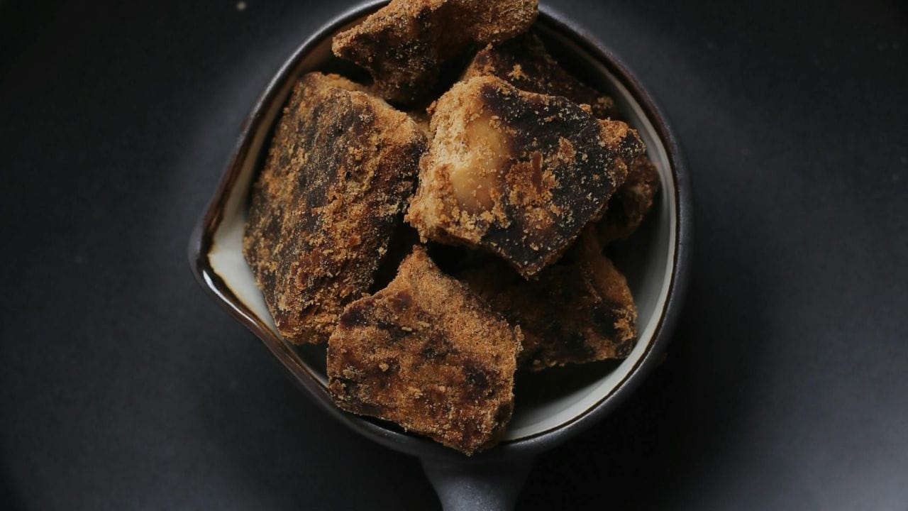 നമ്മുടെ അടുക്കളകളിൽ ഒഴിച്ചുകൂടാനാവാത്ത ഒന്നാണ് ശർക്കര. പഞ്ചസാരയ്ക്ക് പകരക്കാരനായി ഉപയോഗിക്കുന്ന ശർക്കര അയൺ, കാത്സ്യം, പൊട്ടാസ്യം എന്നിവയാൽ സമ്പന്നമാണ്. എന്നാൽ ഇന്ന് വിപണിയിൽ ലഭിക്കുന്ന മനോഹരമായ നിറമുള്ള പല ശർക്കരകളും മായം കലർന്നതാണെന്ന് എത്രപേർക്കറിയാം? മിനുസവും തിളക്കവും കൂട്ടാൻ രാസവസ്തുക്കളും എണ്ണയും വരെ ചേർക്കുന്നുണ്ട്. നല്ല ശർക്കര എങ്ങനെ തിരഞ്ഞെടുക്കാം എന്ന് നോക്കാം. (Image Credit Source : PTI/Pexels)