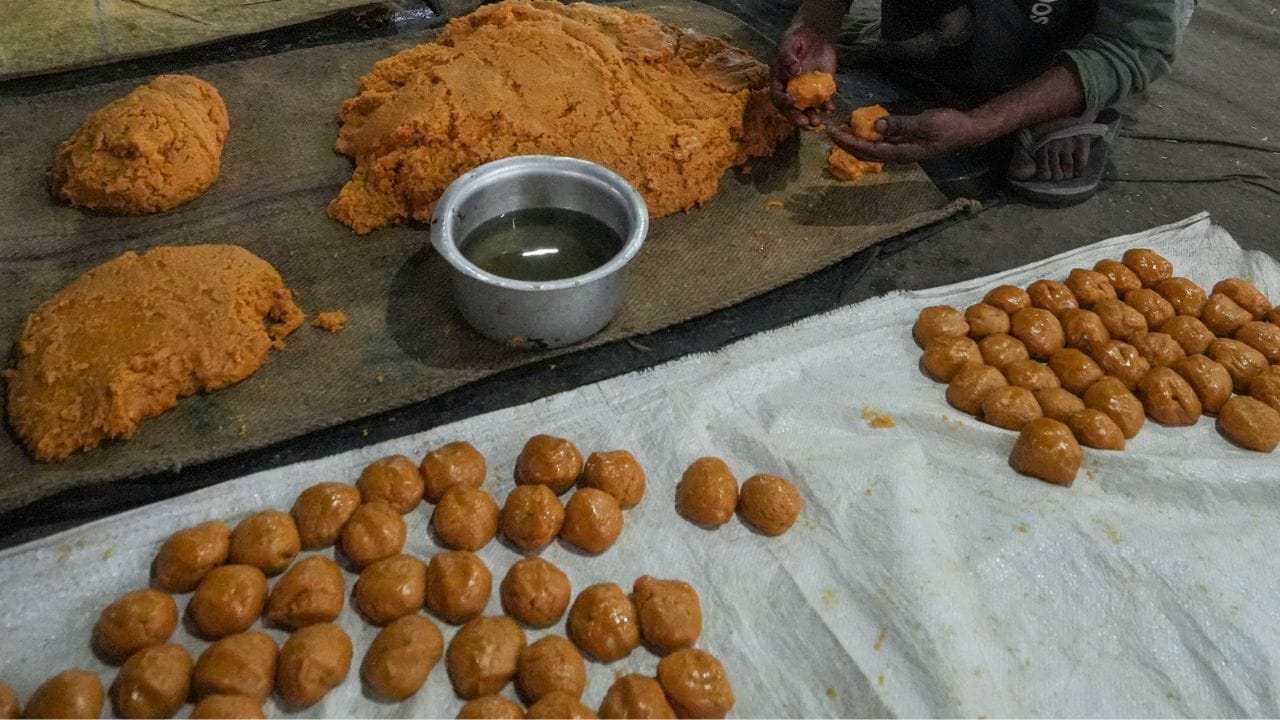 ശർക്കരയുടെ പുറംഭാഗം വല്ലാതെ തിളങ്ങുന്നുണ്ടെങ്കിൽ അതിൽ മായം ഉണ്ടെന്ന് ഉറപ്പിക്കാം. സ്വാഭാവികമായ ശർക്കരയ്ക്ക് അമിതമായ തിളക്കം ഉണ്ടാകില്ല. ഒരു ഗ്ലാസ് വെള്ളത്തിൽ ചെറിയൊരു കഷ്ണം ശർക്കര ഇടുക. ശർക്കര സാവധാനം അലിയുകയും വെള്ളത്തിന് ചെറിയ മാറ്റം മാത്രം വരികയും ചെയ്യും. വെള്ളത്തിന്റെ നിറം പെട്ടെന്ന് മാറുകയും അടിയിൽ കൃത്രിമ നിറങ്ങളോ അവശിഷ്ടങ്ങളോ കാണപ്പെടുകയും ചെയ്യും.