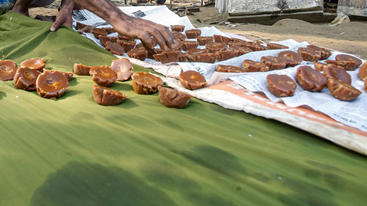 ശർക്കര ഒന്ന് പൊടിച്ചു നോക്കുക. അതിൽ പഞ്ചസാരത്തരികൾ പോലെ തരിതരിപ്പായി തോന്നുന്നുണ്ടെങ്കിൽ ലാഭത്തിനായി അതിൽ പഞ്ചസാര ചേർത്തിട്ടുണ്ടെന്ന് മനസ്സിലാക്കാം. ശുദ്ധമായ ശർക്കര കൈകൊണ്ട് ഉടച്ചാൽ മൃദുവായിരിക്കും. ഒരു പാനിൽ ശർക്കരയിട്ട് ചൂടാക്കി നോക്കാം. നല്ല ശർക്കരയാണെങ്കിൽ അത് കട്ടിയുള്ള ദ്രാവകമായി മാറും. എന്നാൽ മായം കലർന്നതാണെങ്കിൽ അത് വെള്ളം പോലെ നേർത്ത് ഉരുകാനാണ് സാധ്യത.