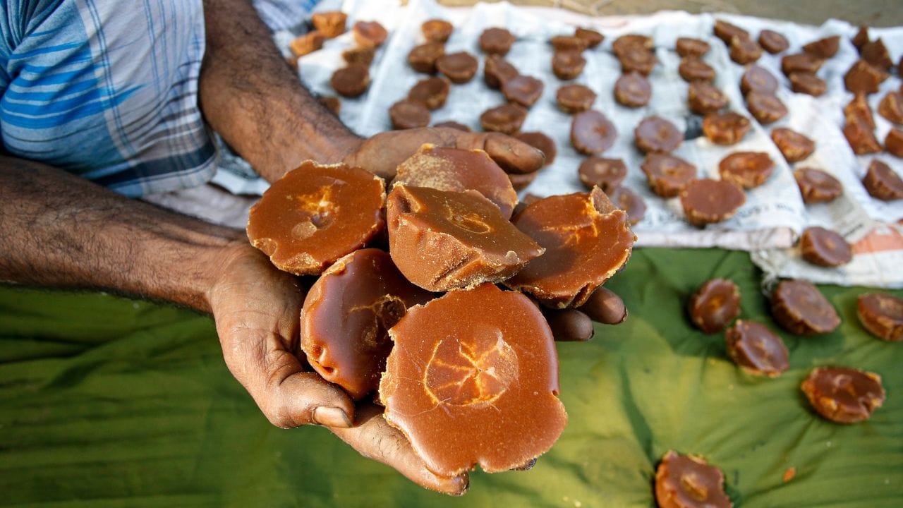 ശർക്കര കൈയിൽ വെച്ച് ചെറുതായി ഒന്ന് ഉരസി നോക്കുക. കൈയിൽ എണ്ണമയം തോന്നുന്നുണ്ടെങ്കിൽ മിനുസത്തിനും തിളക്കത്തിനുമായി എണ്ണയോ മറ്റ് മെഴുക്കുകളോ ചേർത്തിട്ടുണ്ടെന്ന് ഉറപ്പിക്കാം. കാഴ്ചയിൽ ഭംഗിയുള്ള ശർക്കരയല്ല, മറിച്ച് ഗുണമേന്മയുള്ള ശർക്കരയാണ് ആരോഗ്യത്തിന് നല്ലത്. അടുത്ത തവണ ശർക്കര വാങ്ങുമ്പോൾ ഈ കാര്യങ്ങൾ മറക്കാതെ പരിശോധിക്കൂ.