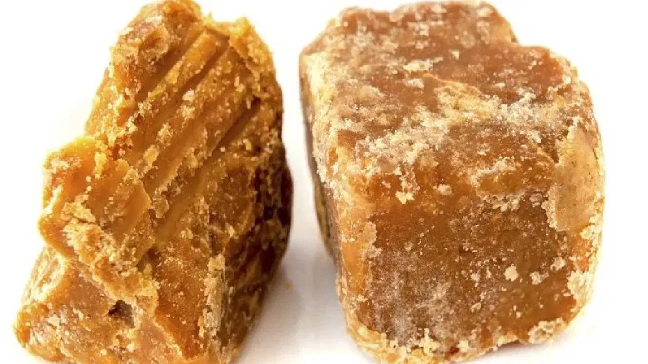 നമ്മുടെ അടുക്കളകളിൽ ഒഴിച്ചുകൂടാനാവാത്ത ഒന്നാണ് ശർക്കര. പഞ്ചസാരയ്ക്ക് പകരക്കാരനായി ഉപയോഗിക്കുന്ന ശർക്കര അയൺ, കാത്സ്യം, പൊട്ടാസ്യം എന്നിവയാൽ സമ്പന്നമാണ്. എന്നാൽ ഇന്ന് വിപണിയിൽ ലഭിക്കുന്ന മനോഹരമായ നിറമുള്ള പല ശർക്കരകളും മായം കലർന്നതാണെന്ന് എത്രപേർക്കറിയാം? മിനുസവും തിളക്കവും കൂട്ടാൻ രാസവസ്തുക്കളും എണ്ണയും വരെ ചേർക്കുന്നുണ്ട്. നല്ല ശർക്കര എങ്ങനെ തിരഞ്ഞെടുക്കാം എന്ന് നോക്കാം.