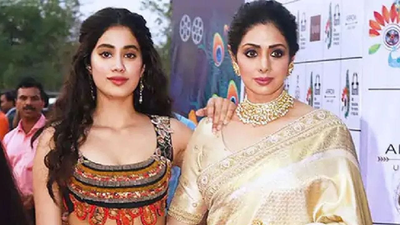 ഇന്ത്യൻ സിനിമയിൽ നിരവധി ആരാധകരെ സൃഷ്ടിച്ച നടിയാണ് ശ്രീദേവി. 2018 ലാണ് ശ്രീദേവി മരിക്കുന്നത്. അന്ന് മകളും ബോളിവുഡ് താരവുമായ ജാൻവി കപൂറിന് 20 വയസ്സ് മാത്രമാണ് പ്രായം. തന്റെ അമ്മ ശ്രീദേവിയുടെ വിയോഗം എങ്ങനെയൊക്കെയാണ് തന്റെ ജീവിതത്തെ ബാധിച്ചത് എന്ന് പറയുകയാണ് ഇപ്പോൾ ജാൻവി. തന്നെ മാത്രമല്ല പിതാവ് ബോണി കപൂറിനെയും അമ്മയുടെ വിയോഗം സാരമായി ബാധിച്ചിരുന്നു എന്നാണ് ജാൻവി പറയുന്നത്. (PHOTO: INSTAGRAM)