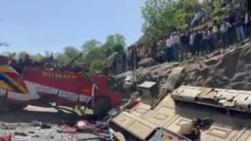 ബസ് കൊക്കയിലേക്ക് വീണ് അപകടം; 15 പേർക്ക് ദാരുണാന്ത്യം