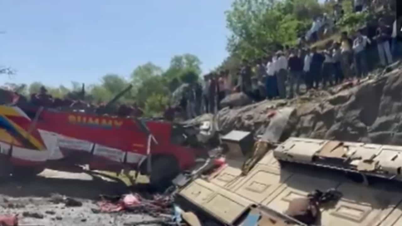 Jammu Kashmir Bus Accident: ബസ് കൊക്കയിലേക്ക് വീണ് അപകടം; 15 പേർക്ക് ദാരുണാന്ത്യം Jammu Kashmir Bus Accident: ബസ് കൊക്കയിലേക്ക് വീണ് അപകടം; 15 പേർക്ക് ദാരുണാന്ത്യം