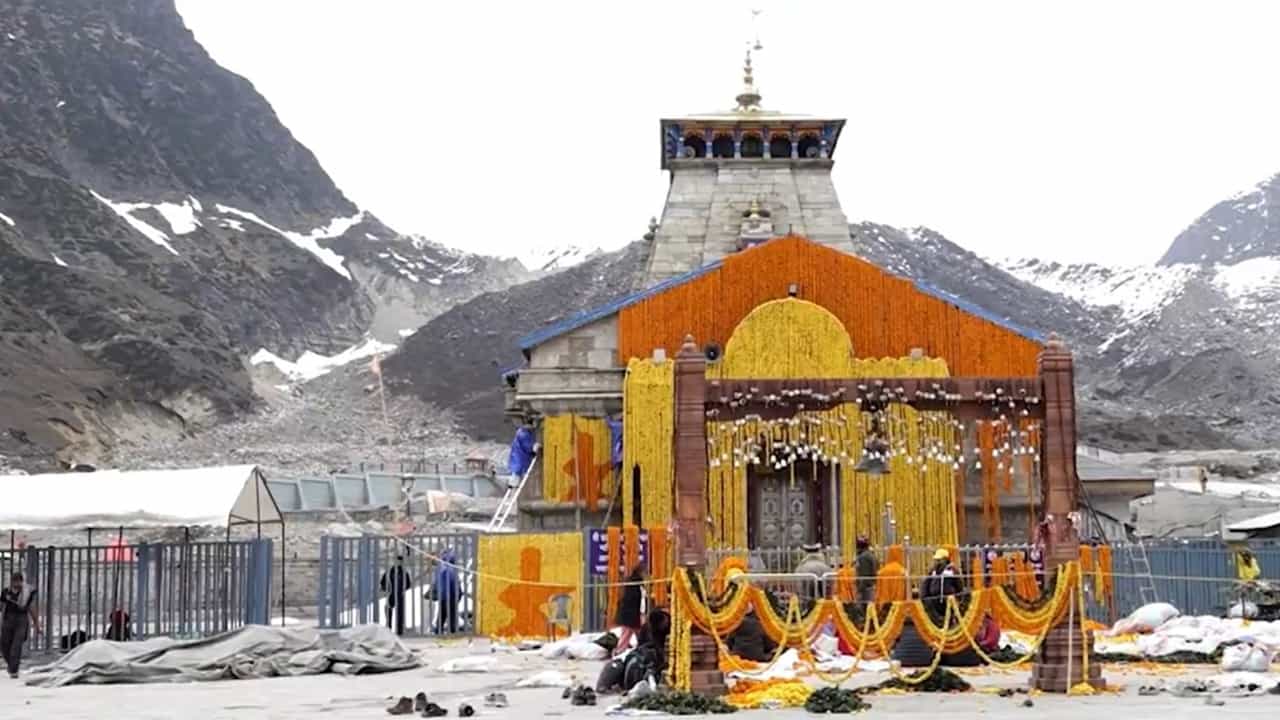 Kedarnath: ആ പുണ്യമുഹൂര്‍ത്തത്തിന് ഇനി രണ്ട് ദിനങ്ങള്‍ മാത്രം ബാക്കി; 51 ക്വിൻ്റൽ പൂക്കൾ കൊണ്ട് അലങ്കരിച്ച് കേദാര്‍നാഥ് ക്ഷേത്രം