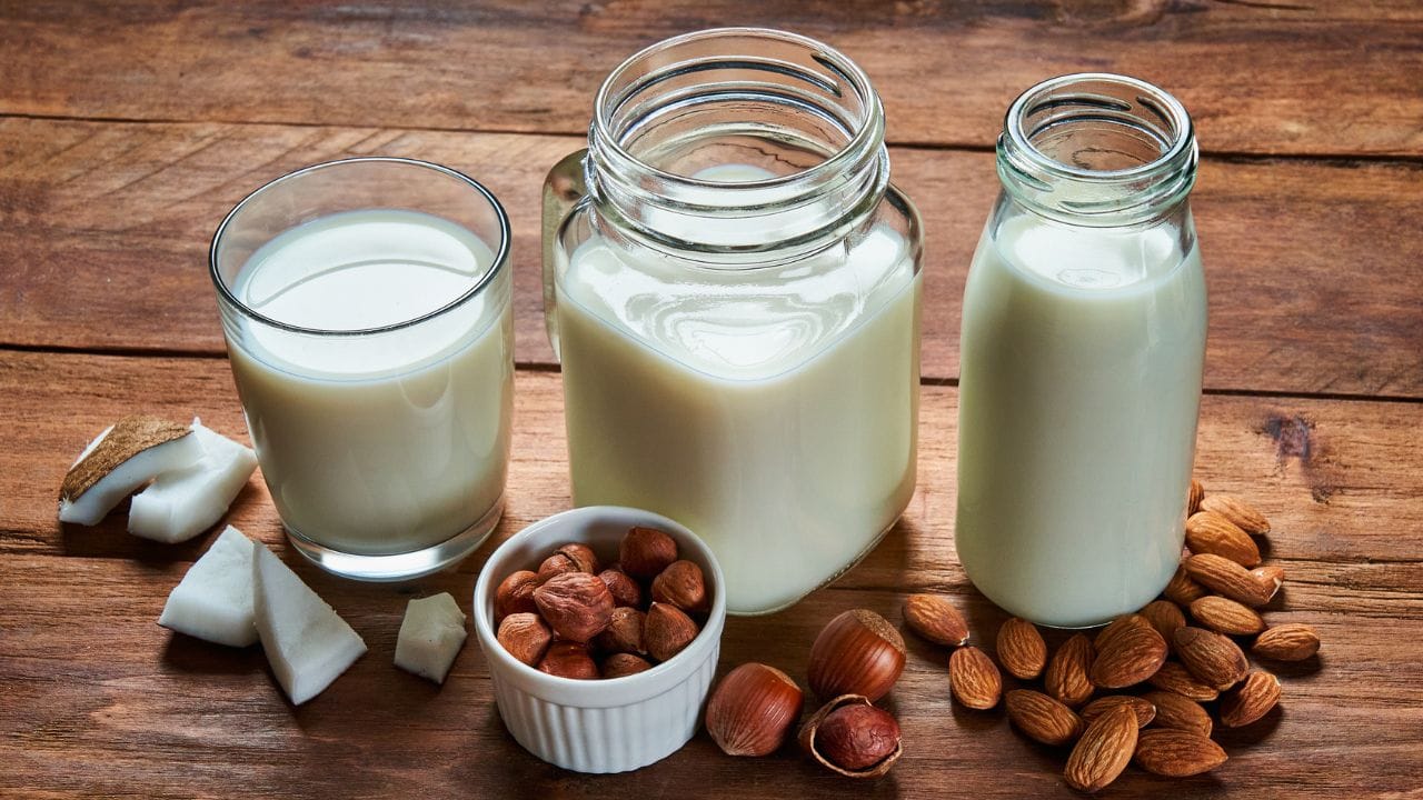 അതുപോലെ തന്നെ ഫ്രിഡ്ജിൻ്റെ വാതിലിലുള്ള ഷെൽഫുകളിൽ പാൽ പാത്രം വയ്ക്കുന്ന രീതി നിർത്തുക. കവർ പാലാണെങ്കിലും വാതിൽ സൈഡിൽ വയ്ക്കരുത്. കാരണം നമ്മൾ ഓരോ തവണയും ഫ്രിഡ്ജ് തുറക്കുമ്പോഴും അടയ്ക്കുമ്പോഴും ഏറ്റവും കൂടുതൽ താപനിലയിൽ വ്യത്യാസം വരുന്നത് ആ ഭാ​ഗത്താണ്. പാൽ എപ്പോഴും ഫ്രിഡ്ജിൻ്റെ ഉൾഭാഗത്തുള്ള തട്ടുകളിൽ വയ്ക്കുന്നതാണ് നല്ലത്. അവിടെ തണുപ്പ് സ്ഥിരമായിരിക്കും.
